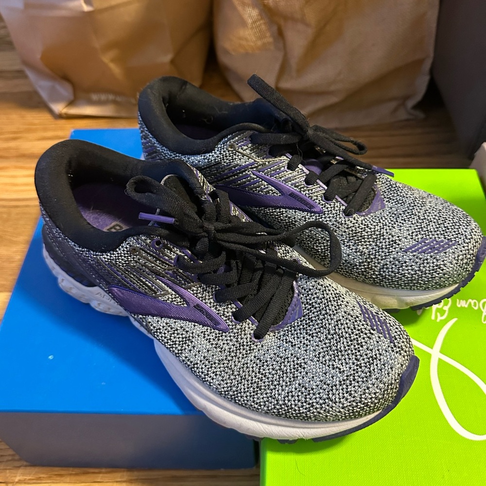 Women Brooks Black and Purple running Sneakers size 6.5